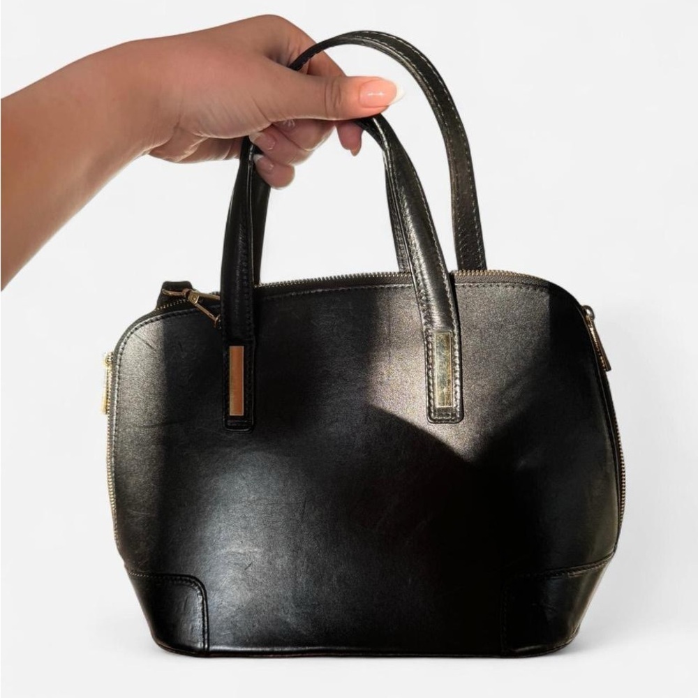 Vera Pelle Black 100% leather cross body bag with gold hardware and zip closure - Picture 6 of 8
